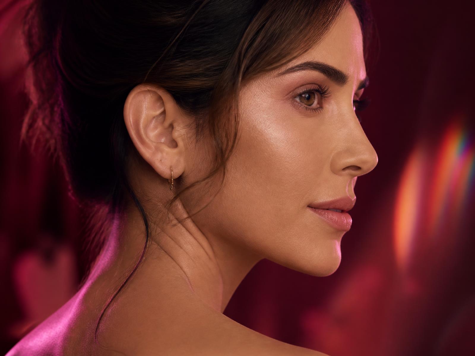 Perfil feminino em luz editorial evidenciando a orelha